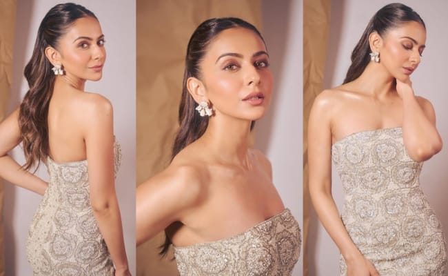 ఆకర్షణీయ మాగ్నెటిక్ పోజులు మాలల్లో అంటుకునే చర్మం